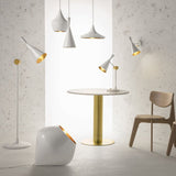 Moderne Beleuchtung mit weißen und goldenen Lampen und einem Tisch in einem eleganten Raum.