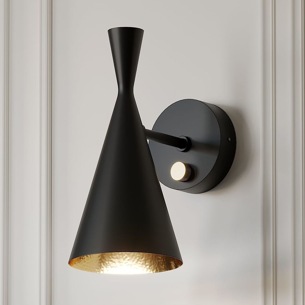 Tom Dixon Beat Wandleuchte in Schwarz mit goldenen Akzenten und Dimmer, verstellbar für individuellen Lichtstrahl.