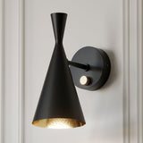 Tom Dixon Beat Wandleuchte in Schwarz mit goldenen Akzenten und Dimmer, verstellbar für individuellen Lichtstrahl.
