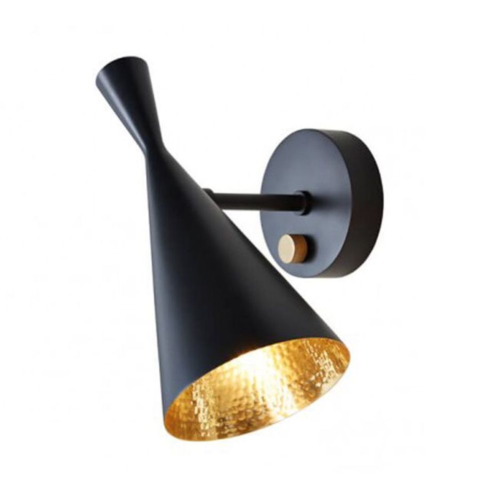 Tom Dixon Beat Wandleuchte mit verstellbarem, handgeschlagenem Schirm und Dimmer in modernem Design.