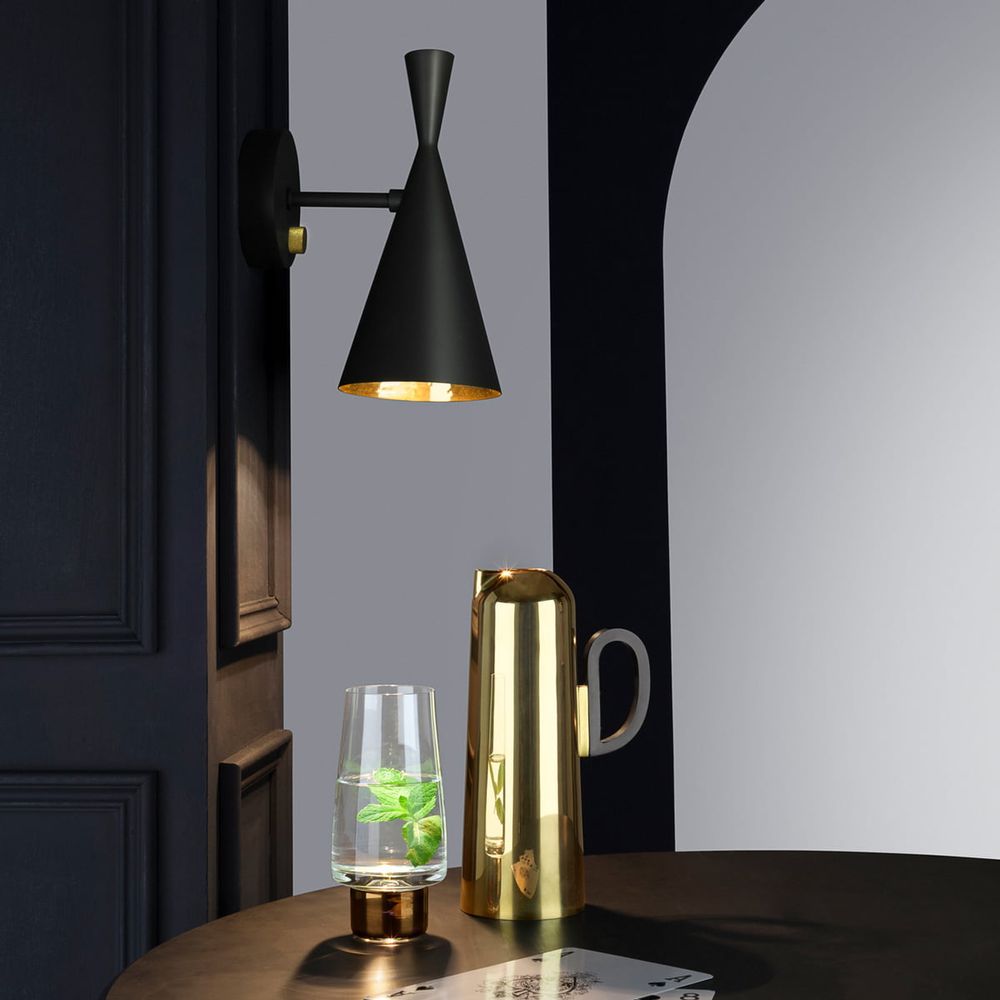 Tom Dixon Beat Wandleuchte in Schwarz mit Dimmer, elegantes Design in modernem Raum.
