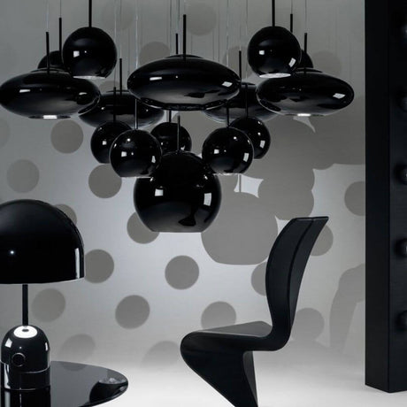 Tom Dixon Copper 5er Pendelleuchte Ø 25cm in modernem Schwarz-Weiß-Interieur, elegante Gestaltung mit reflektierenden Oberflächen.