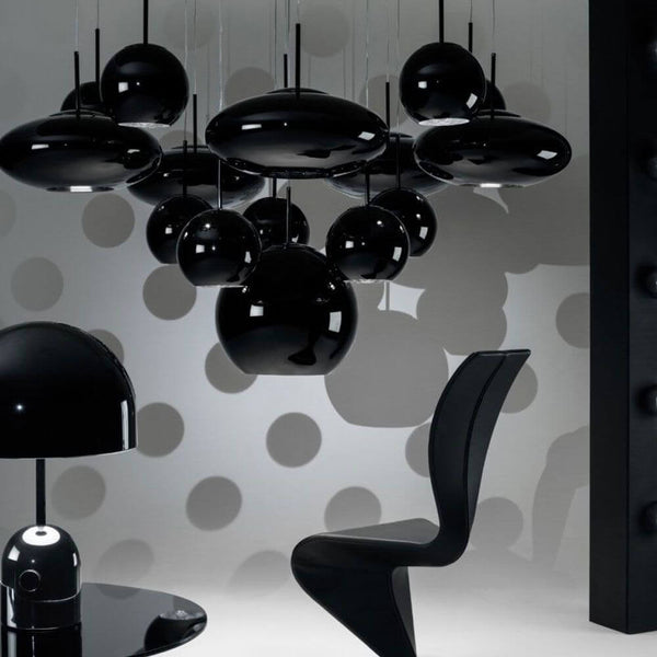 Tom Dixon Copper 5er Pendelleuchte Ø 25cm in modernem Schwarz-Weiß-Interieur, elegante Gestaltung mit reflektierenden Oberflächen.
