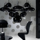 Tom Dixon Copper 5er Pendelleuchte Ø 25cm in modernem Schwarz-Weiß-Interieur, elegante Gestaltung mit reflektierenden Oberflächen.