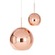 Tom Dixon Copper Pendelleuchte in runder Kugelform, glänzende metallische Oberfläche, erhältlich in zwei Größen.