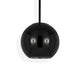 Schwarze runde Pendelleuchte von Tom Dixon mit metallisch reflektierender Oberfläche, elegant und modern.