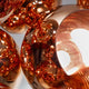 Detailaufnahme der hochreflektierenden Oberfläche der Tom Dixon Copper Pendelleuchte.