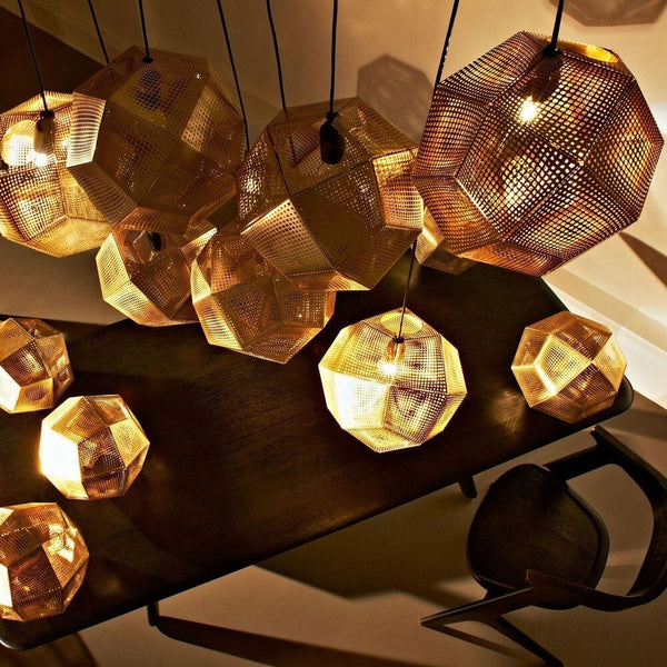 Tom Dixon Etch Metall Hängeleuchte Effektlicht über einem Tisch, sanftes Umgebungslicht und modernes Design.