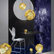 Tom Dixon Etch Metall Hängeleuchte Effektlicht in einem modernen Raum mit geometrischen Formen und einem Tisch.