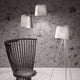 Tom Dixon Felt Pendelleuchte aus grauem Filz in modernem Raum mit schwarz gestreiften Stuhl