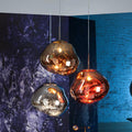 Tom Dixon Melt LED Mega XXL Hängeleuchte in Kupfer, Gold und Chrom an moderner Wand.