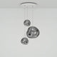 Tom Dixon Melt LED Trio Pendelleuchte 3er Mobile Ø 81cm mit schmelzenden Glasdesign in modernem Raum.