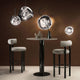 Tom Dixon Melt LED organische Pendellampe in einem eleganten Raum mit modernen Möbeln.