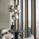Tom Dixon Melt LED organische Pendellampe in einem modernen Raum mit Blick über die Stadt.