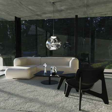 Tom Dixon Melt LED organische Pendellampe in modernem Wohnzimmer mit eleganter Einrichtung.