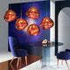 Tom Dixon Melt LED organische Pendellampe in einer modernen Inneneinrichtung mit stylischem Tisch und Stühlen.