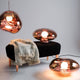 Tom Dixon Melt LED organische Pendellampe und Tischleuchten in stilvollem Design auf Hocker mit Decke.