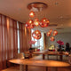 Tom Dixon Melt LED organische Pendellampe in einem eleganten Innenraum mit warmem Licht und stilvollem Design.