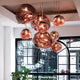 Tom Dixon Melt Large LED Hängelampe 5er Mobile mit schimmernden Lichtkugeln in modernem Interior.
