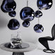 Tom Dixon Melt Large LED Hängelampe 5er Mobile in schmelzender Form, über modernem Tisch geöffnet.