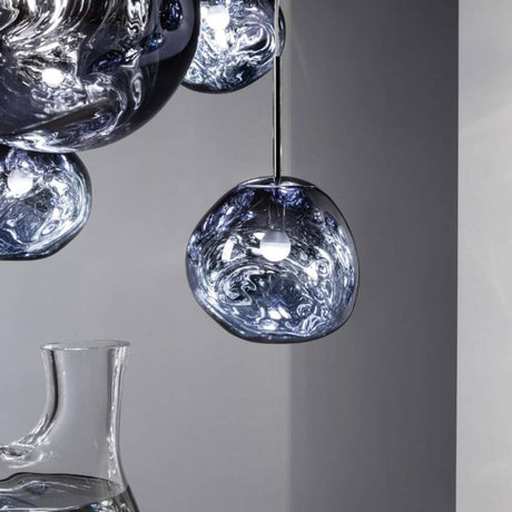 Tom Dixon Melt Mini LED Pendellampe 5er Mobile mit hypnotischem, schmelzendem Glasdesign in durchscheinendem Zustand.