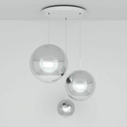 Tom Dixon Mirror Ball 3er Mobile Galerieleuchte in Chrom-Optik mit drei schwebenden runden Spiegelkugeln.