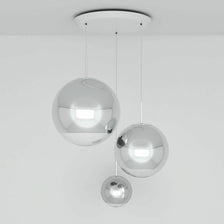 Tom Dixon Mirror Ball 3er Mobile Galerieleuchte in Chrom-Optik mit drei schwebenden runden Spiegelkugeln.