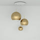 Tom Dixon Mirror Ball 3er Mobile Galerieleuchte in goldenen Farben, schwebend von der Decke.