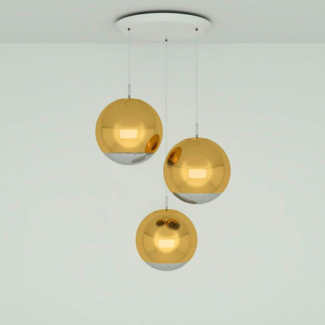 Tom Dixon Mirror Ball 40cm 3er Pendellampe in goldenen Farben mit reflektierenden Oberflächen.