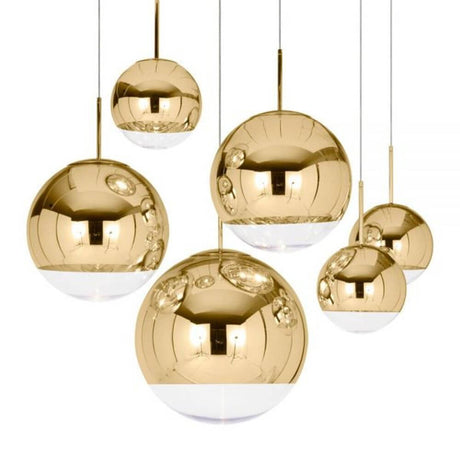 Tom Dixon Mirror Ball LED Spiegelkugel Hängeleuchte in goldenen Kugeln, schwebend und stylisch.