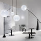 Tom Dixon Opal Kugelleuchte Pendel in einem modernen Wohnraum mit stilvollen Möbeln.