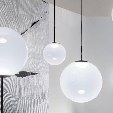 Tom Dixon Opal Kugelleuchte Pendel in verschiedenen Größen, hängend an Wänden.