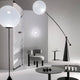 Tom Dixon Opal Wandleuchte Ø 25cm in modernem Wohnambiente mit eleganten Möbeln und Beleuchtung.