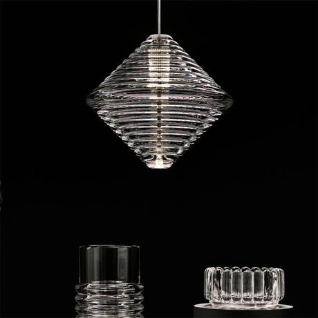 Tom Dixon Press Cone Glas-Pendelleuchte in modernem Design mit geripptem Glas und einzigartiger Lichtstreuung.