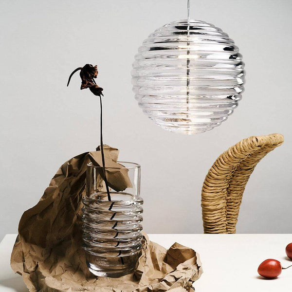 Tom Dixon Press Sphere Glas-Pendelleuchte aus geripptem Glas, transparente Kugelform mit linearen Lichtmustern