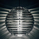 Tom Dixon Press Sphere Glas-Pendelleuchte aus geripptem Glas mit strahlenden Lichtmustern.