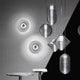 Tom Dixon Press Innen- & Außen-Wandleuchte mit hellem Licht, kombiniert mit pendelnden Leuchten im modernen Design.