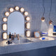 Tom Dixon Spot Wandleuchte mit Glaslinse im modernen Badezimmer mit Mosaikwand und Waschbecken.