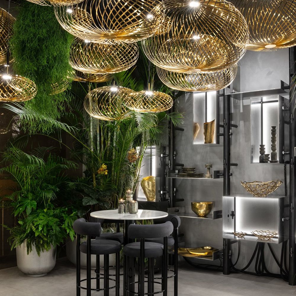 Moderne Tom Dixon Spring LED Hängelampe ausziehbar, Edelstahl mit elegantem Design in stilvollem Ambiente.