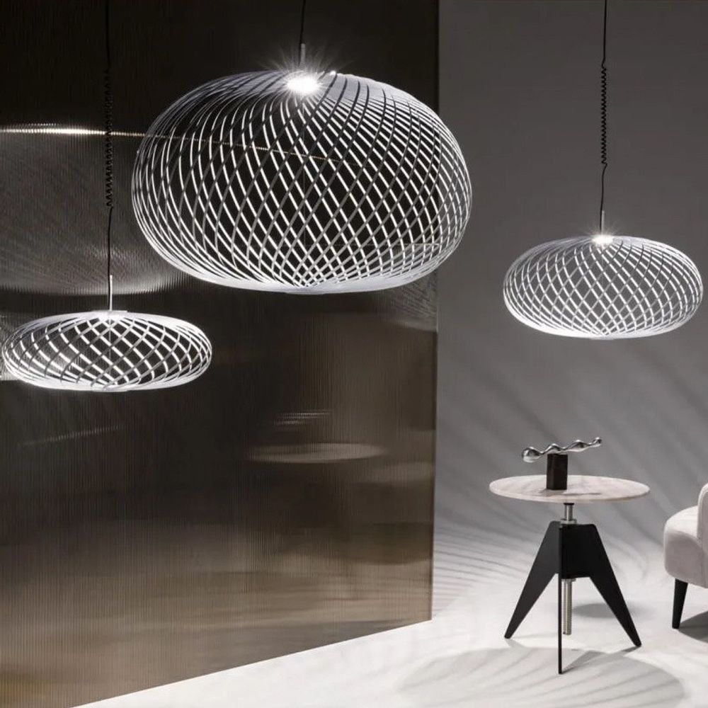 Tom Dixon Spring LED Hängelampe aus Edelstahlstreifen in modernem Design, flexibel anpassbar und dimmbar.