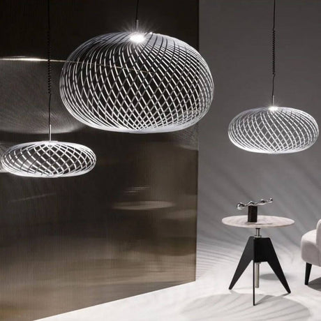 Tom Dixon Spring LED Hängelampe ausziehbar in eleganter Umgebung mit verschiedenen Größen.