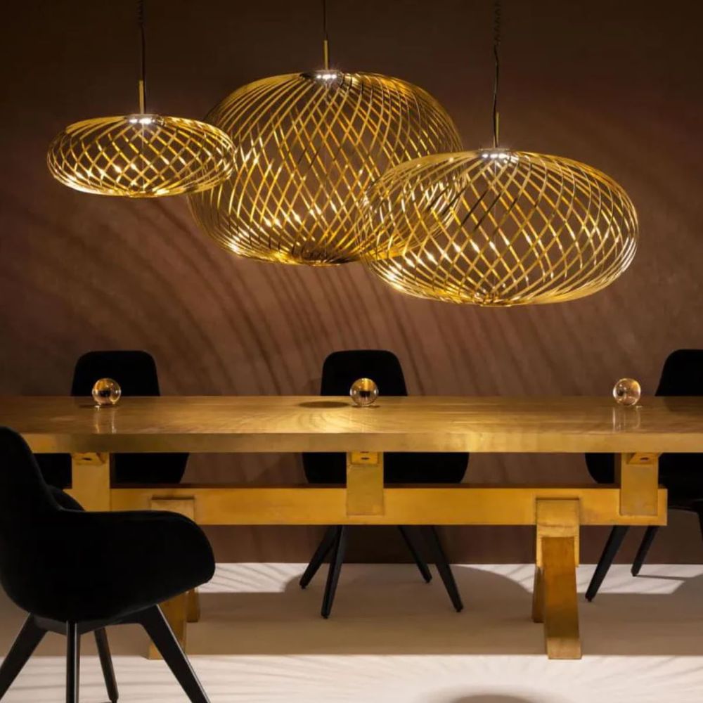 Tom Dixon Spring LED Hängelampe aus Edelstahl in gold, ideal für moderne Esszimmer.