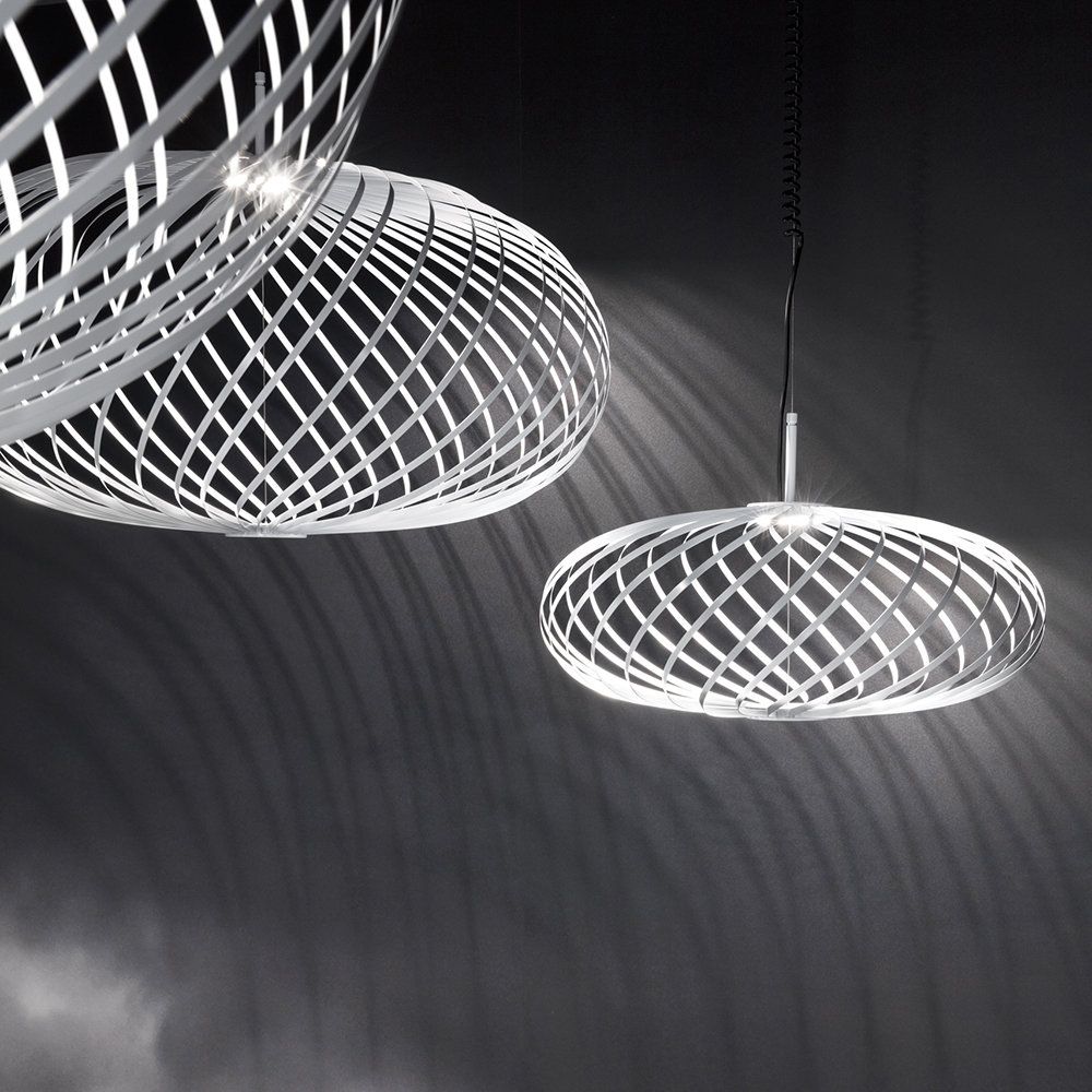 Tom Dixon Spring LED Hängelampe aus Edelstahlstreifen, flexibel und dimmbar, in modernem Design mit abwechslungsreicher Form.