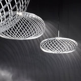 Tom Dixon Spring LED Hängelampe aus Edelstahlstreifen, flexibel und dimmbar, in modernem Design mit abwechslungsreicher Form.