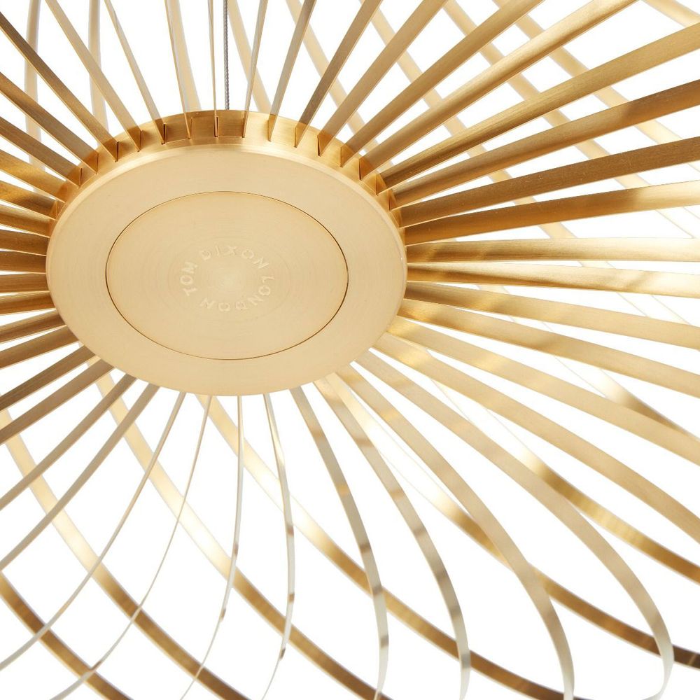 Detailansicht der Tom Dixon Spring Hängelampe mit goldenen Edelstahlstreifen und dimmbarer LED-Scheibe.