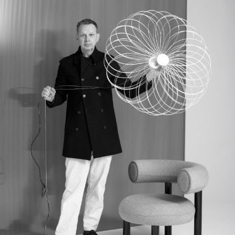 Tom Dixon präsentiert die Spring LED Hängelampe, ein modernes Design aus Edelstahlstreifen, flexibel und dimmbar.