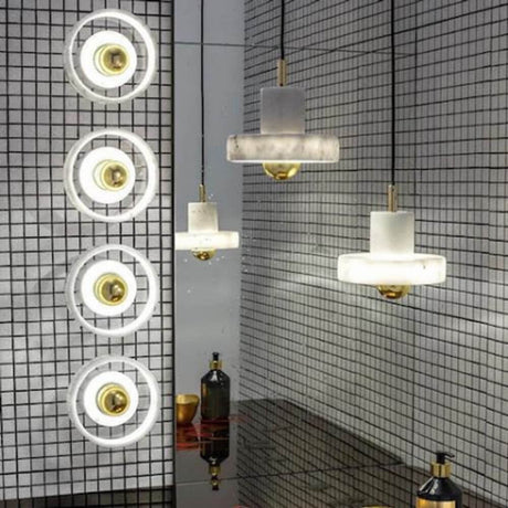 Tom Dixon Stone Pendellampe aus Marmor in modernem Badezimmer-Design mit schicker Fliesenwand.