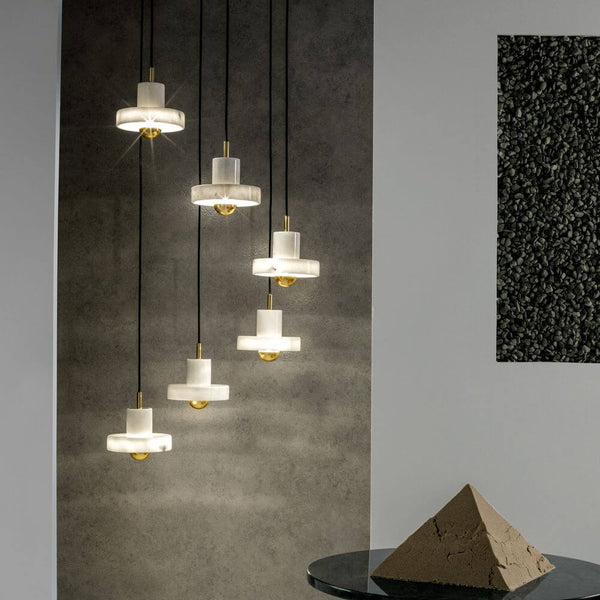 Tom Dixon Stone Pendellampe aus Marmor, moderne Pendelleuchte aus weißem Morwad-Marmor mit warmem Licht