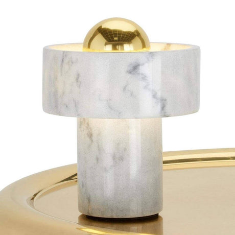 Tom Dixon Stone Tischlampe aus Marmor auf einem goldenen Tisch, aus weißem Morwad-Marmor mit Messingkrone.