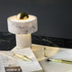 Tom Dixon Stone Tischlampe aus Marmor auf einem Tisch mit Skizzen und Zeichenutensilien.